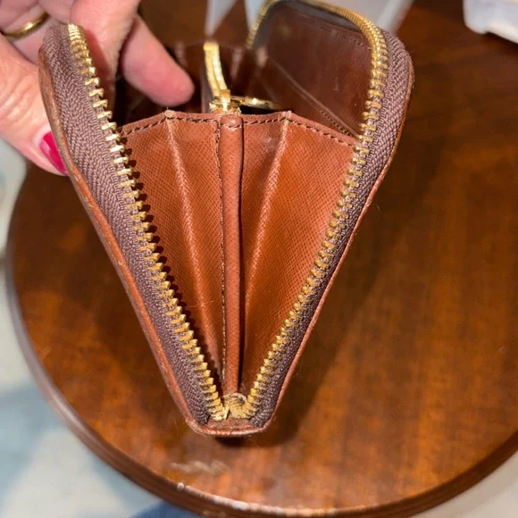 Tory Burch   Long wallet  zippy wallet leather  brown / gold tone good condition - Picture 15 of 16